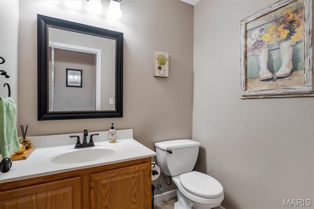 908 Amesbury Court Property Photo 29