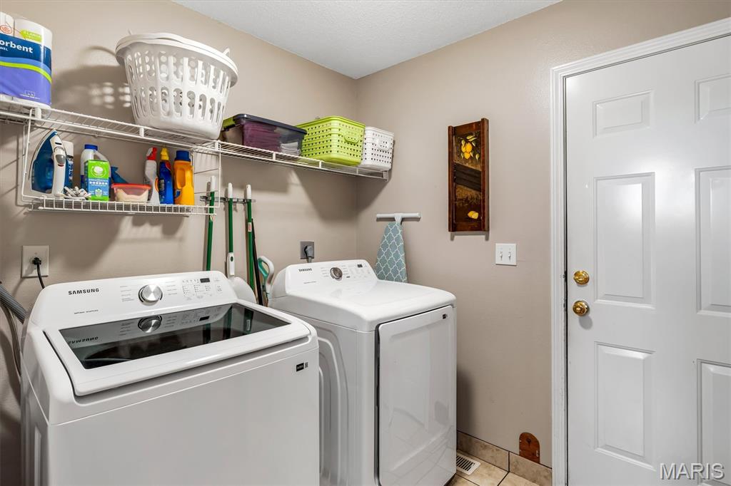 908 Amesbury Court Property Photo 34