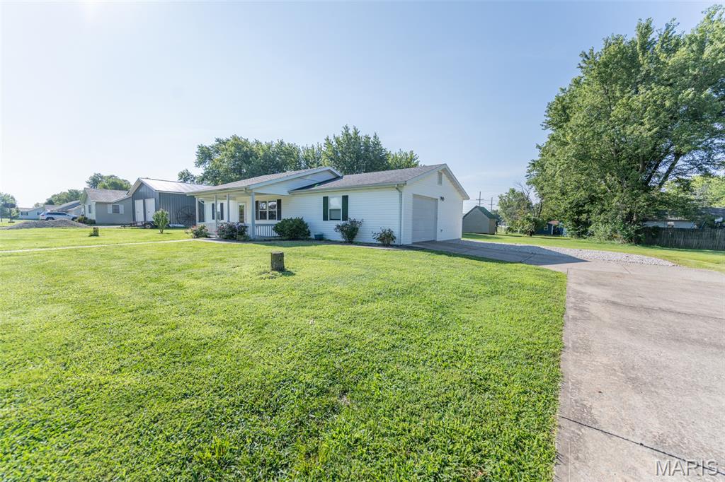 406 E Trades Drive Property Photo 3