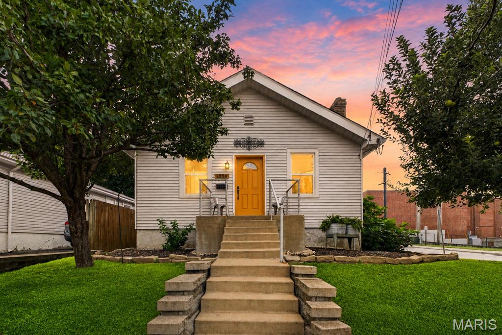 2556 Oakland Avenue Property Photo 1