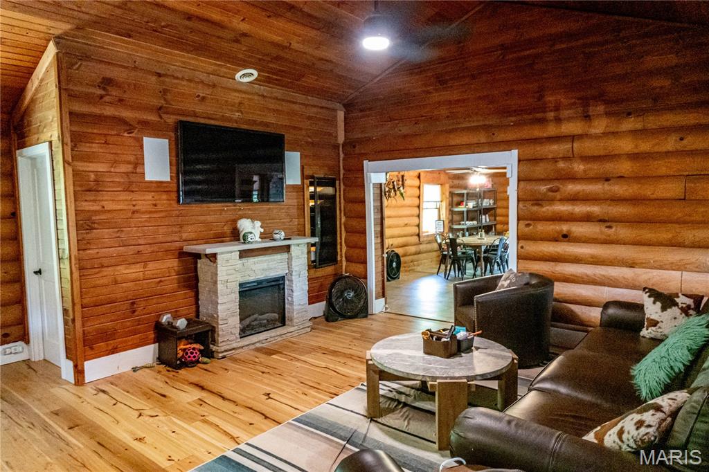 2441 E Rock Creek Road Property Photo 8
