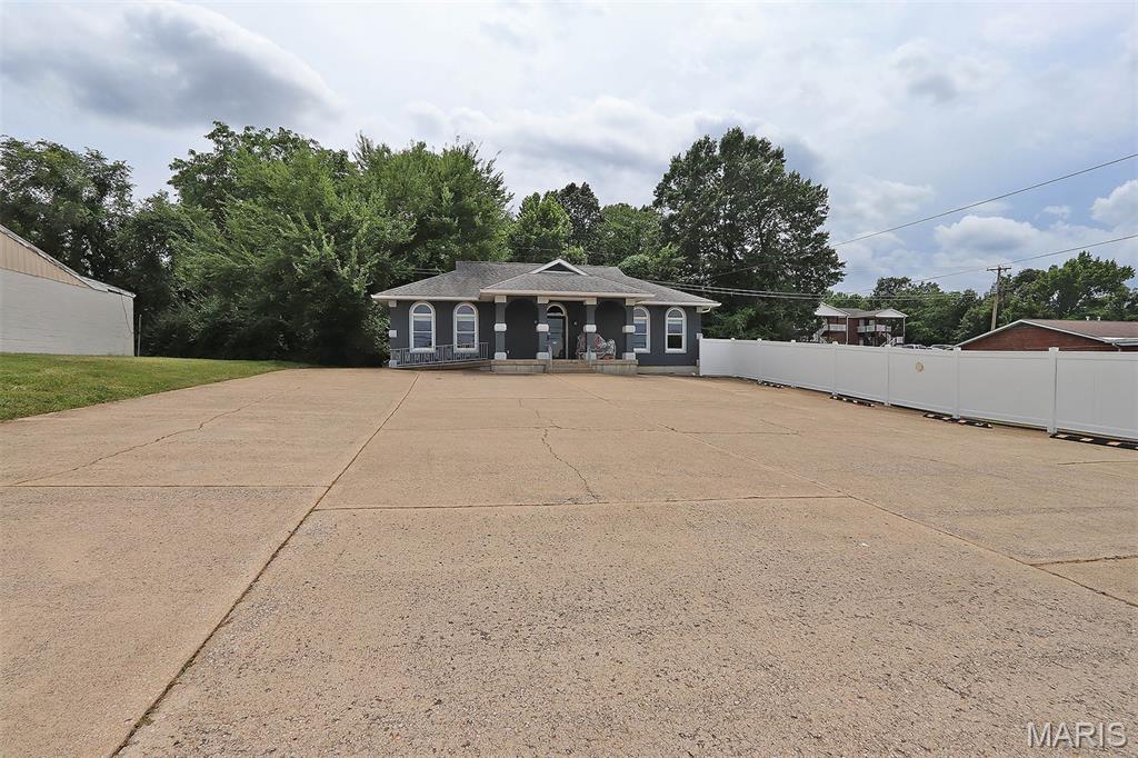 819 E Main Street Property Photo 4