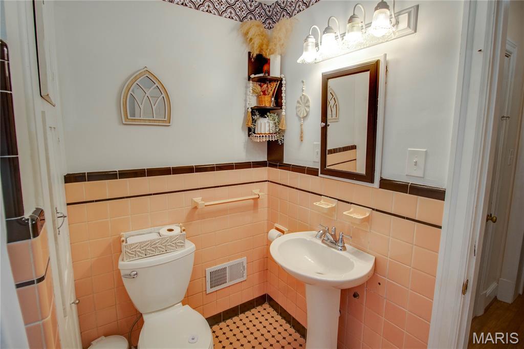 702 W Main Street Property Photo 37