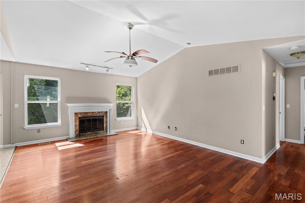 10 Bridle Spur Ct Court Property Photo 4