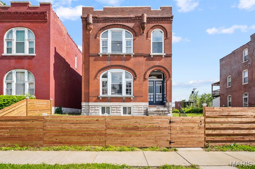 2032 E Adelaide Avenue