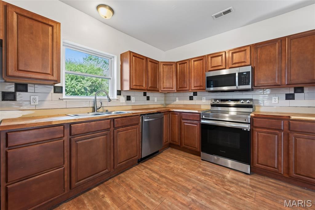 129 E Pacific Street Property Photo 4
