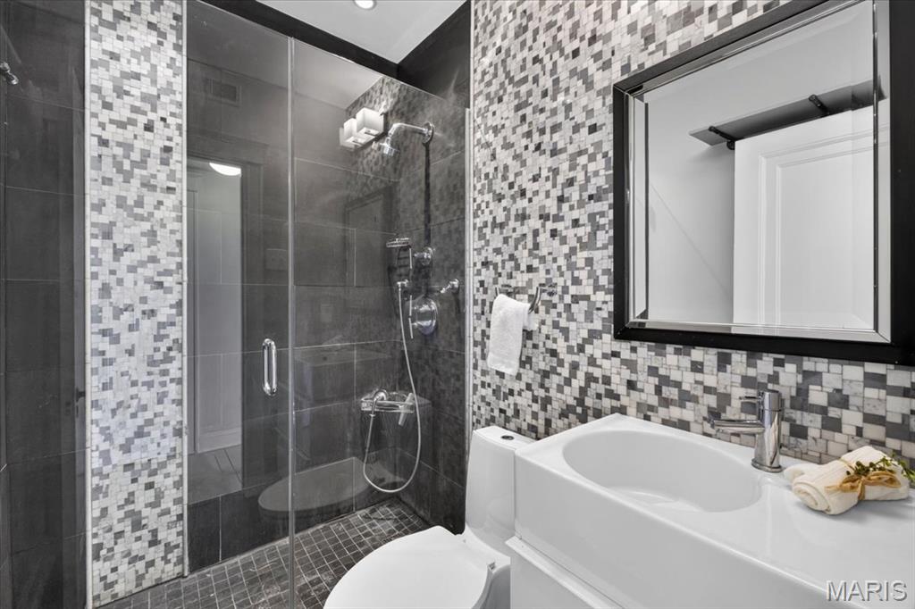6320 Northwood Avenue 3 Property Photo 20