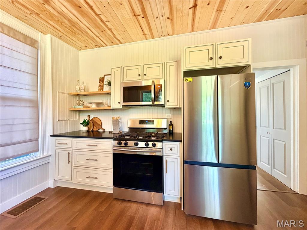 421 Wolf Street Property Photo 10
