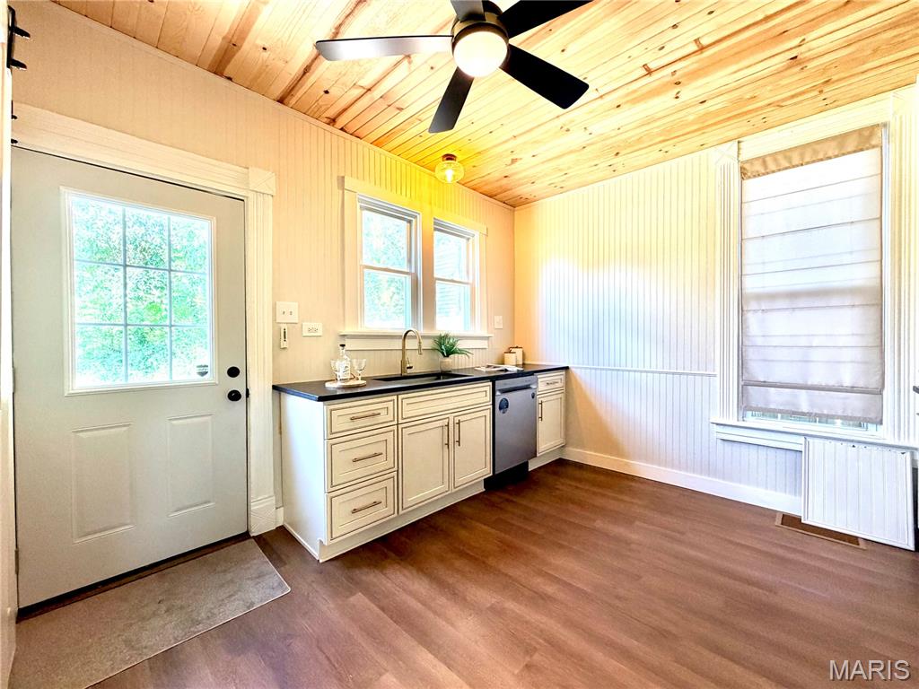 421 Wolf Street Property Photo 11