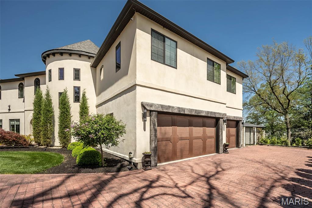 604 Glyn Cagny Property Photo 4