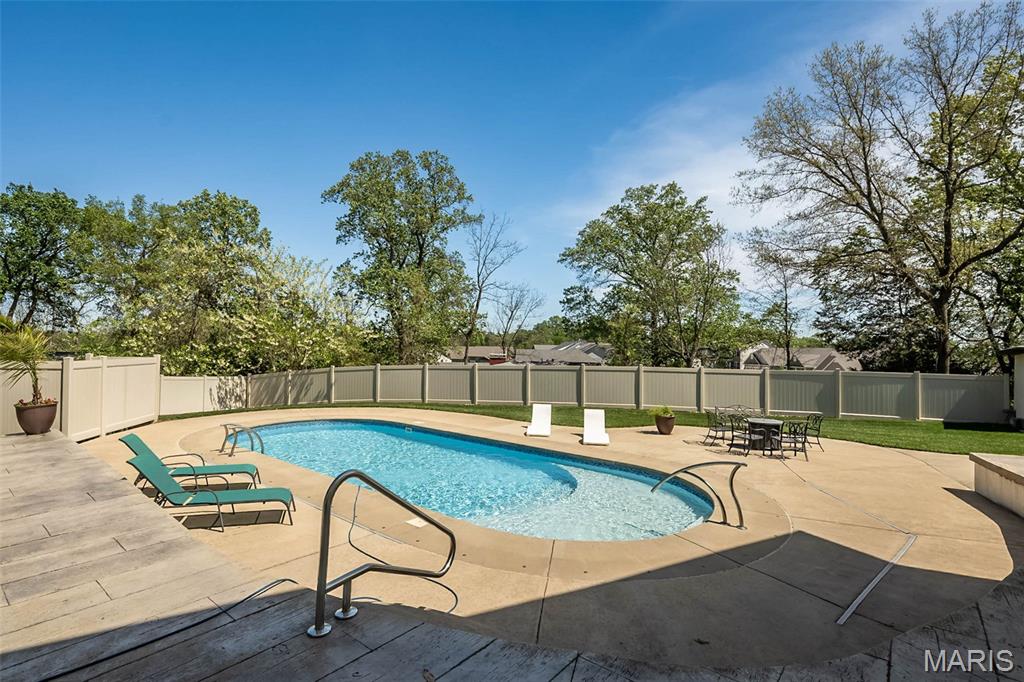 604 Glyn Cagny Property Photo 8