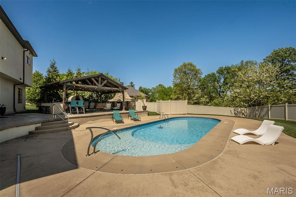 604 Glyn Cagny Property Photo 14