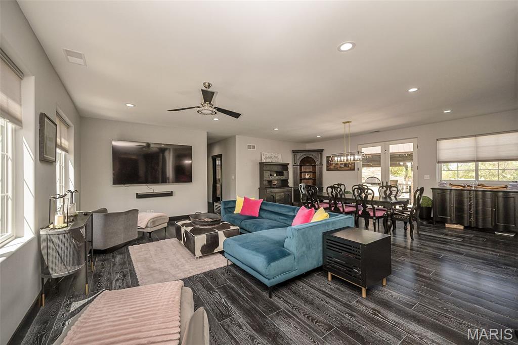 604 Glyn Cagny Property Photo 22