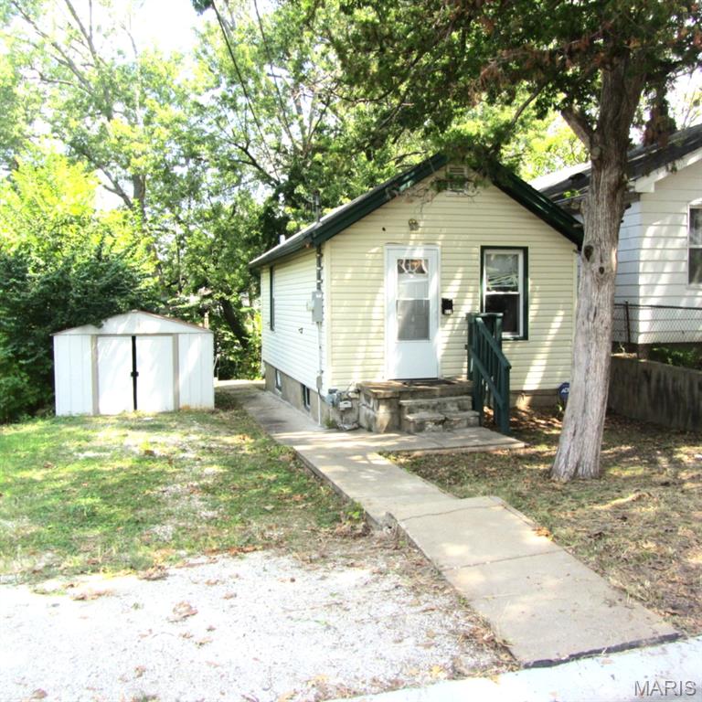 629 De Merville Avenue Property Photo 1