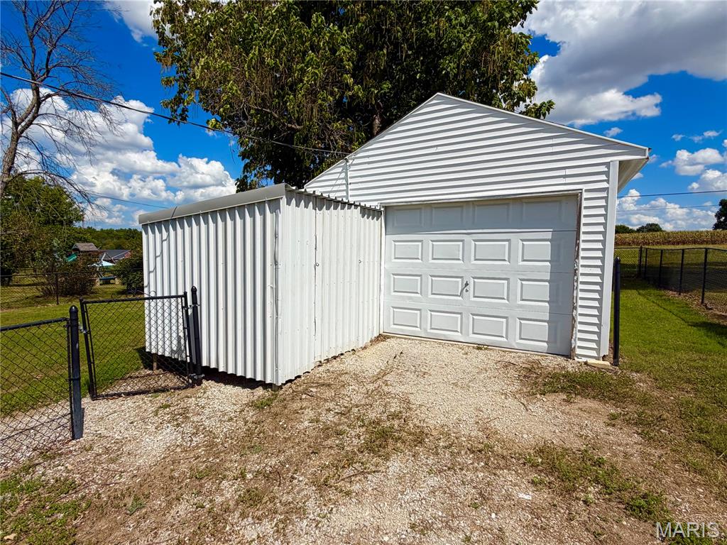 114 N Netherland Property Photo 24