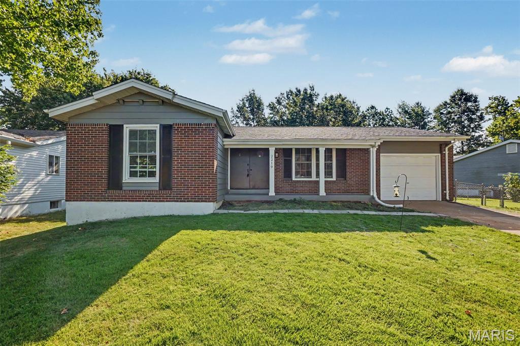 2219 Bentley Manor Drive Property Photo 1