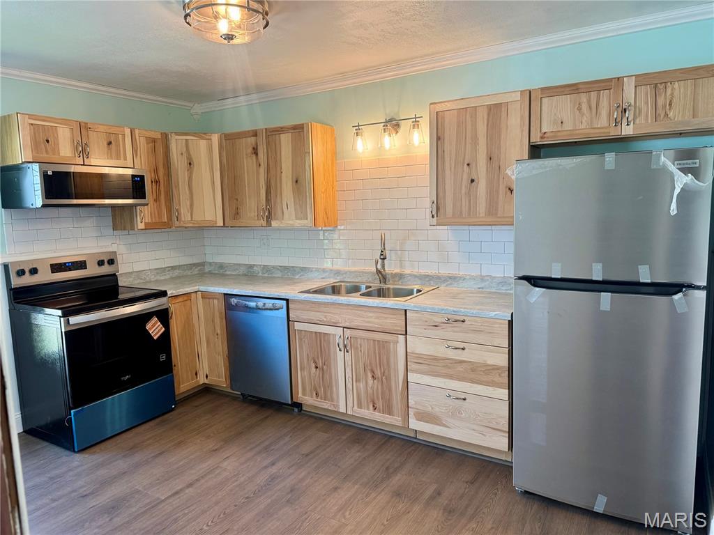 1628 Singleton Avenue Property Photo 4