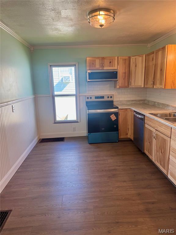 1628 Singleton Avenue Property Photo 5