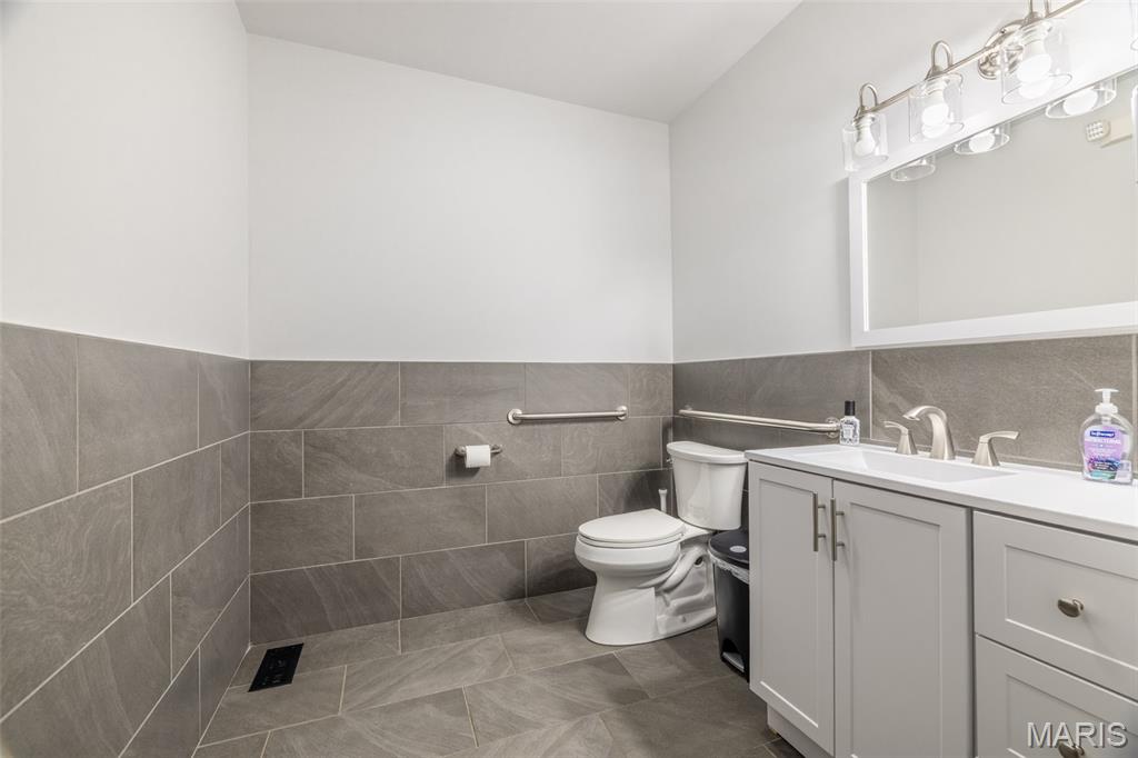 221 E 1st Street Property Photo 14