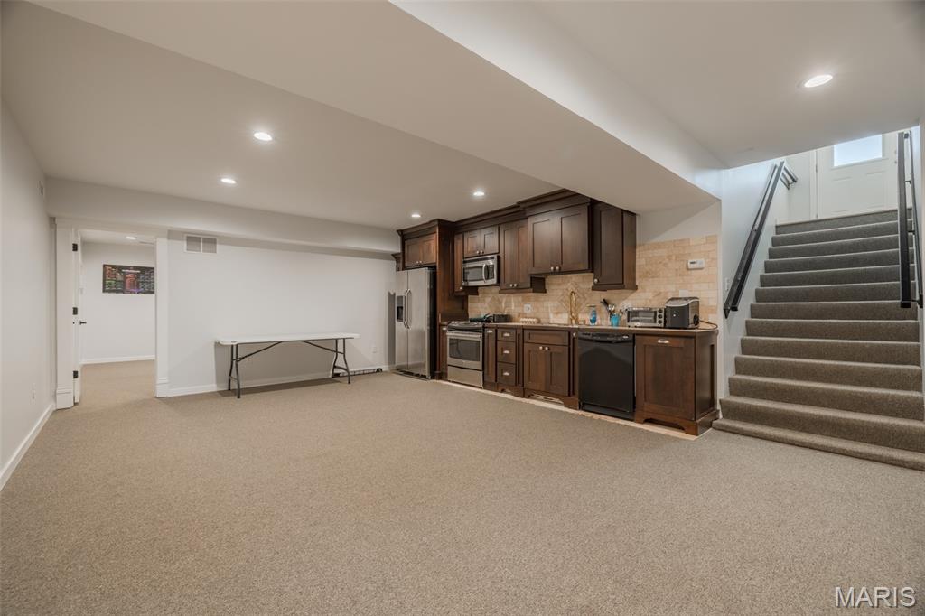 221 E 1st Street Property Photo 18