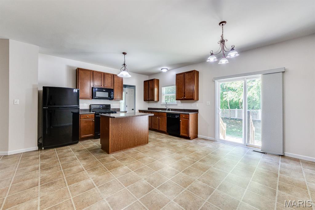 546 Springhurst Parkway Property Photo 8