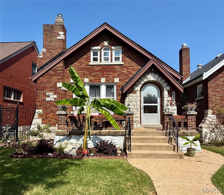 5635 Walsh Street Property Photo 1
