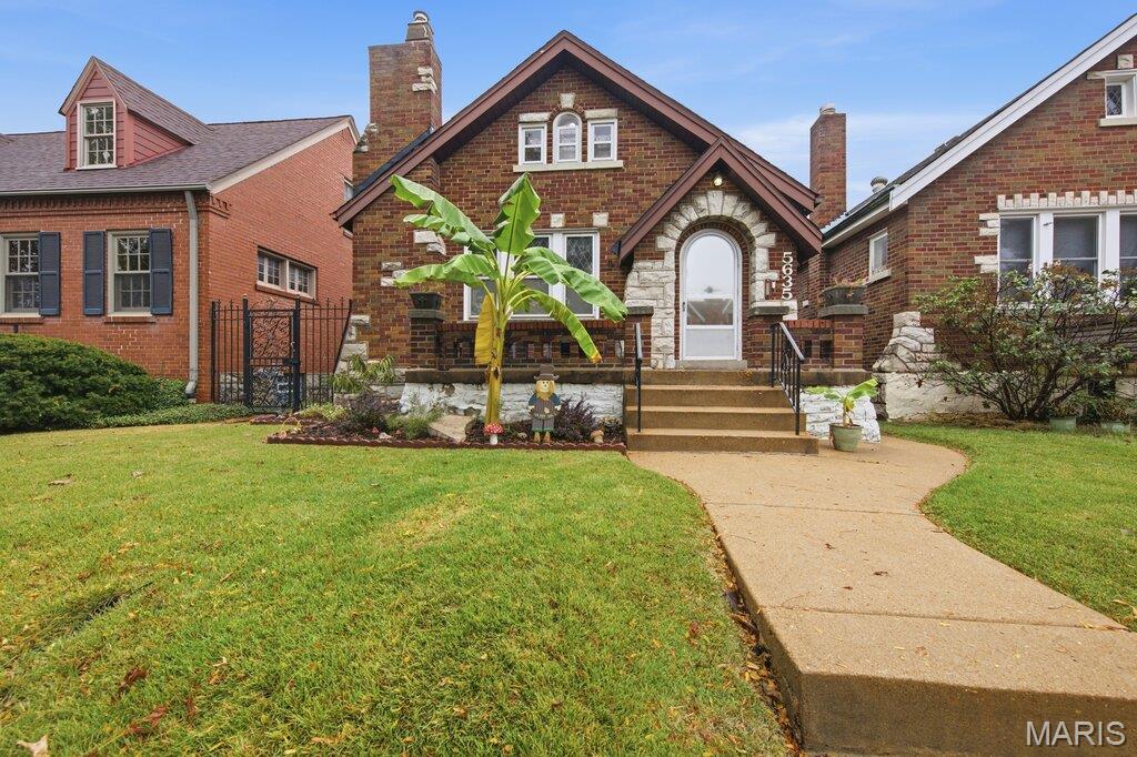 5635 Walsh Street Property Photo 1