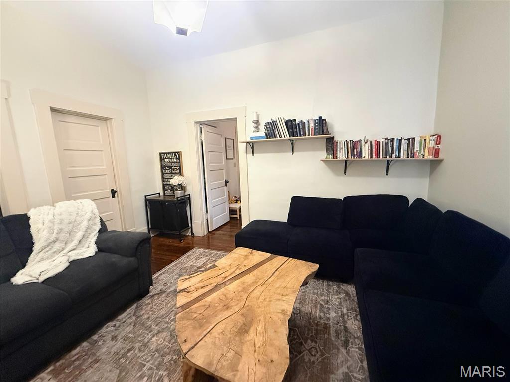 816 E Scott Street Property Photo 4