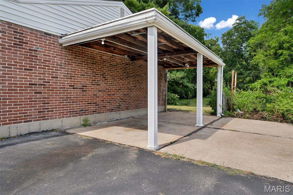 705 Palace Court Property Photo 4