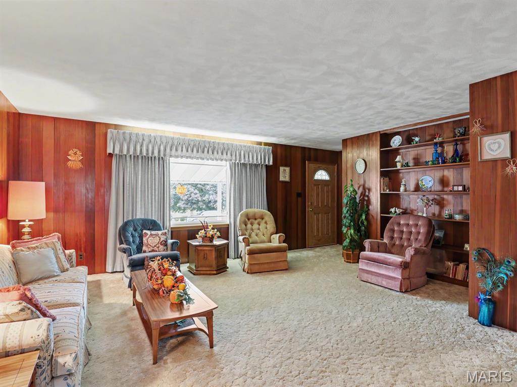1015 Easy Street Property Photo 8