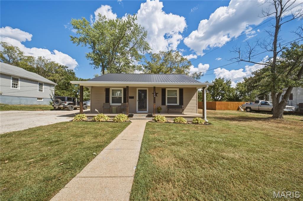 100 N Pershing Avenue Property Photo 1
