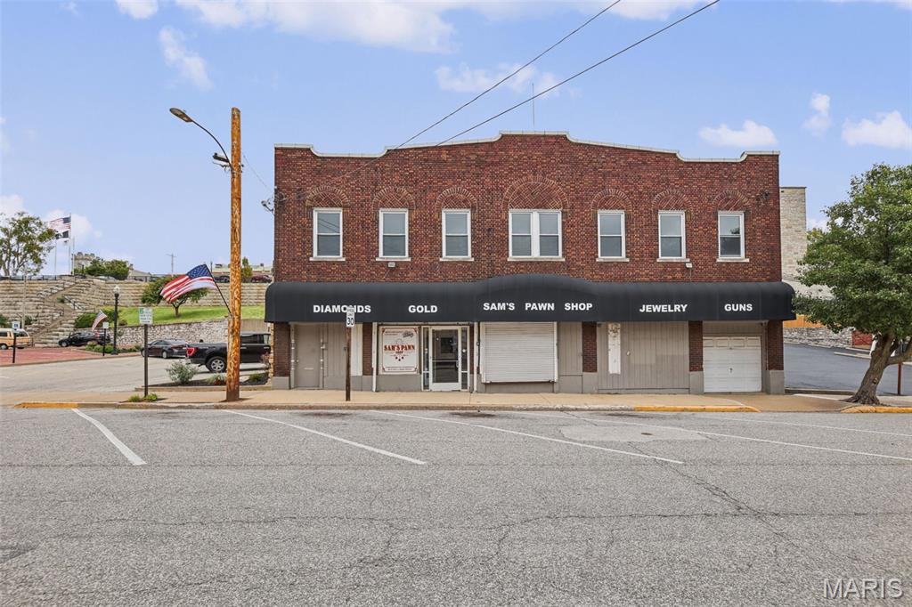 208 E Broadway Property Photo 1