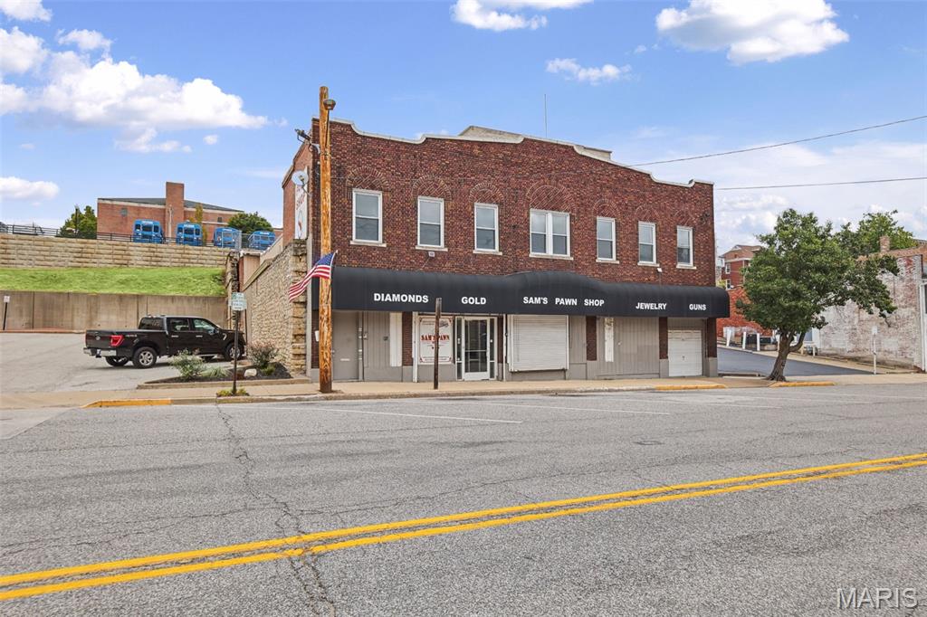 208 E Broadway Property Photo 4