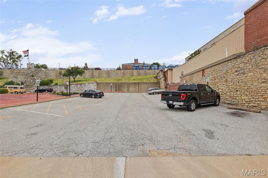 208 E Broadway Property Photo 6