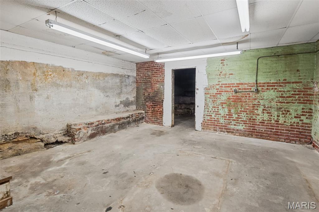 208 E Broadway Property Photo 17