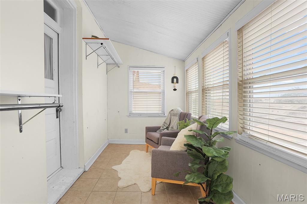 5004 Winona Avenue Property Photo 22