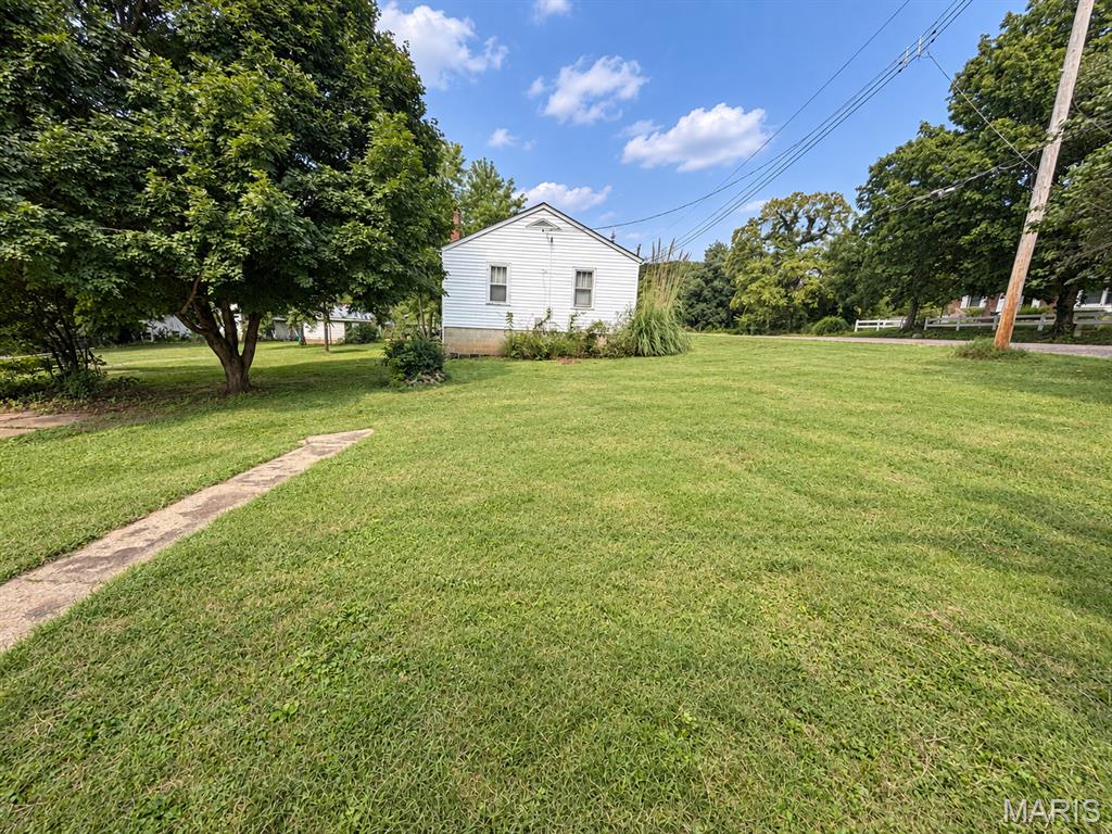 421 N Elm Street Property Photo 4