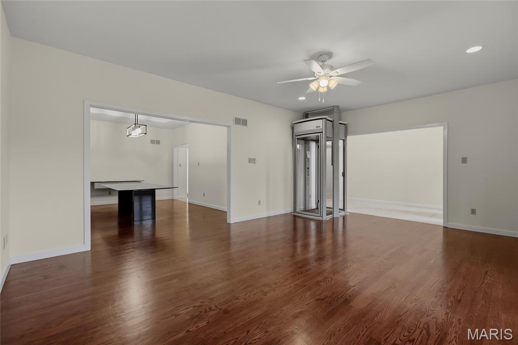 8333 Kingsbury Boulevard Property Photo 6
