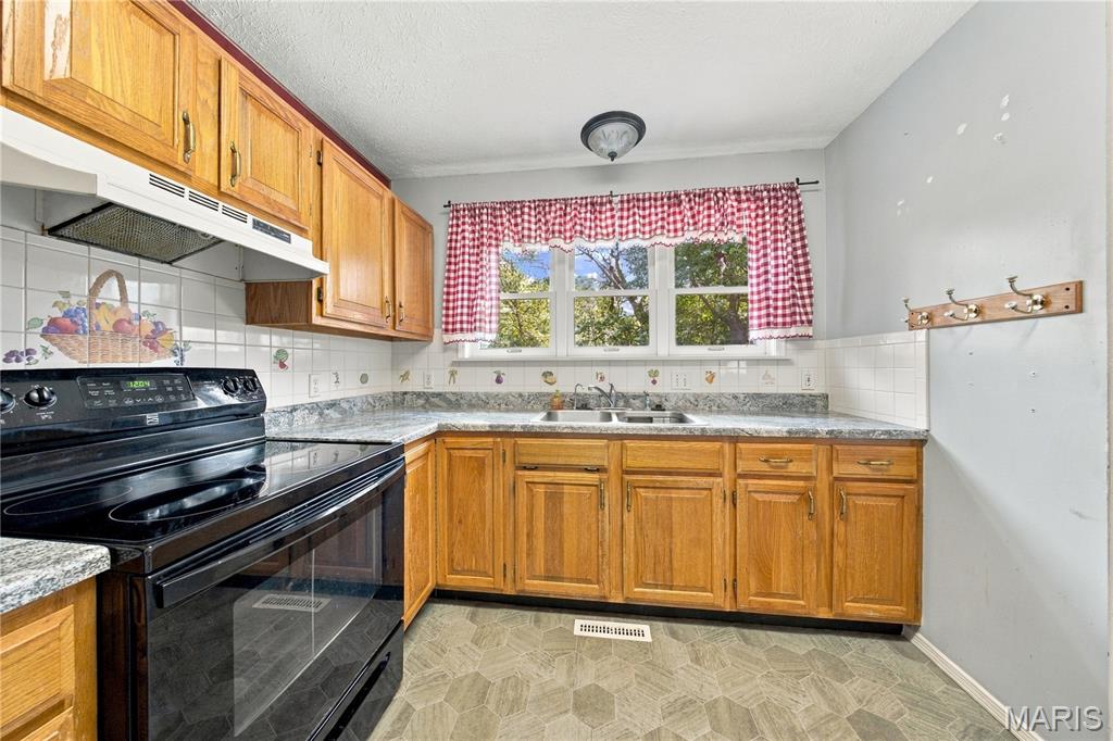 300 Greentree Road Property Photo 6