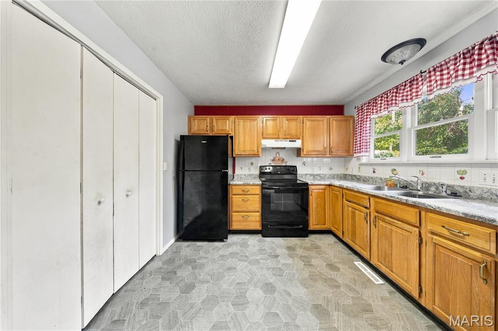 300 Greentree Road Property Photo 7