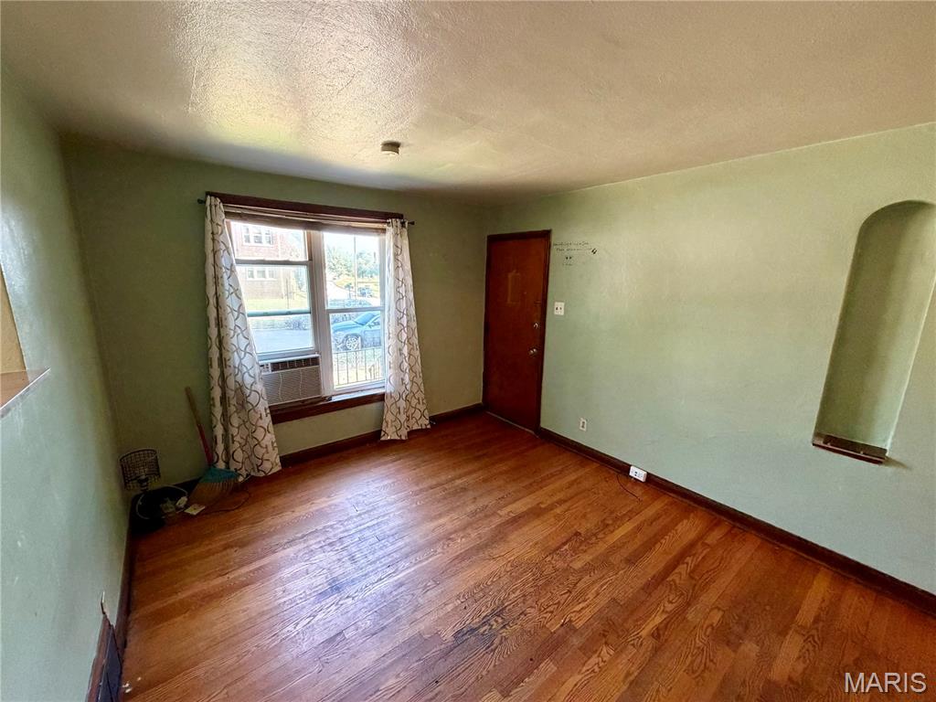 4928 Winona Avenue Property Photo 3