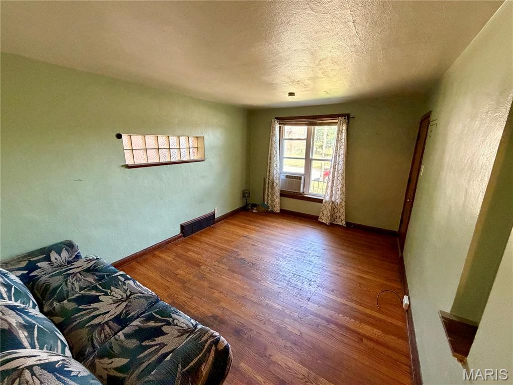 4928 Winona Avenue Property Photo 4