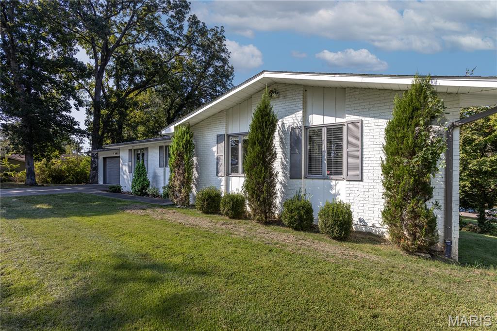 1107 S Shawnee Boulevard Property Photo 1