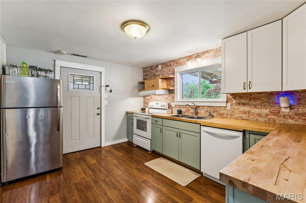 2639 Highway 100 Property Photo 11