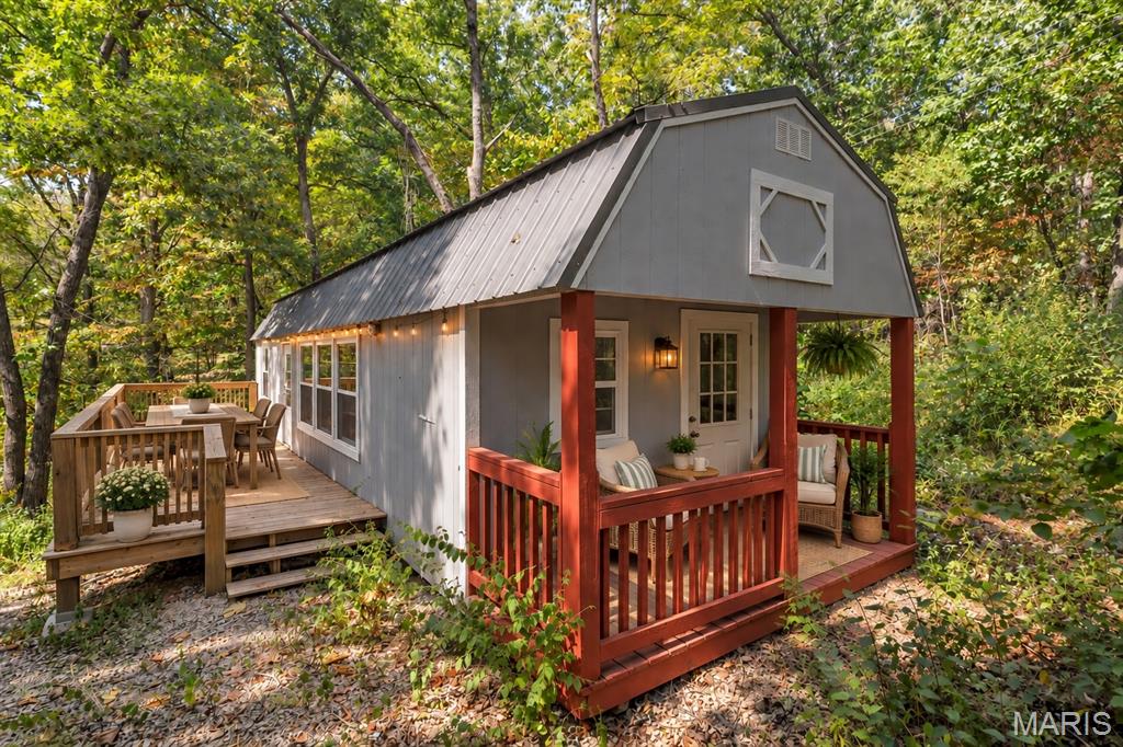 2137 N Lake View Drive Property Photo 1