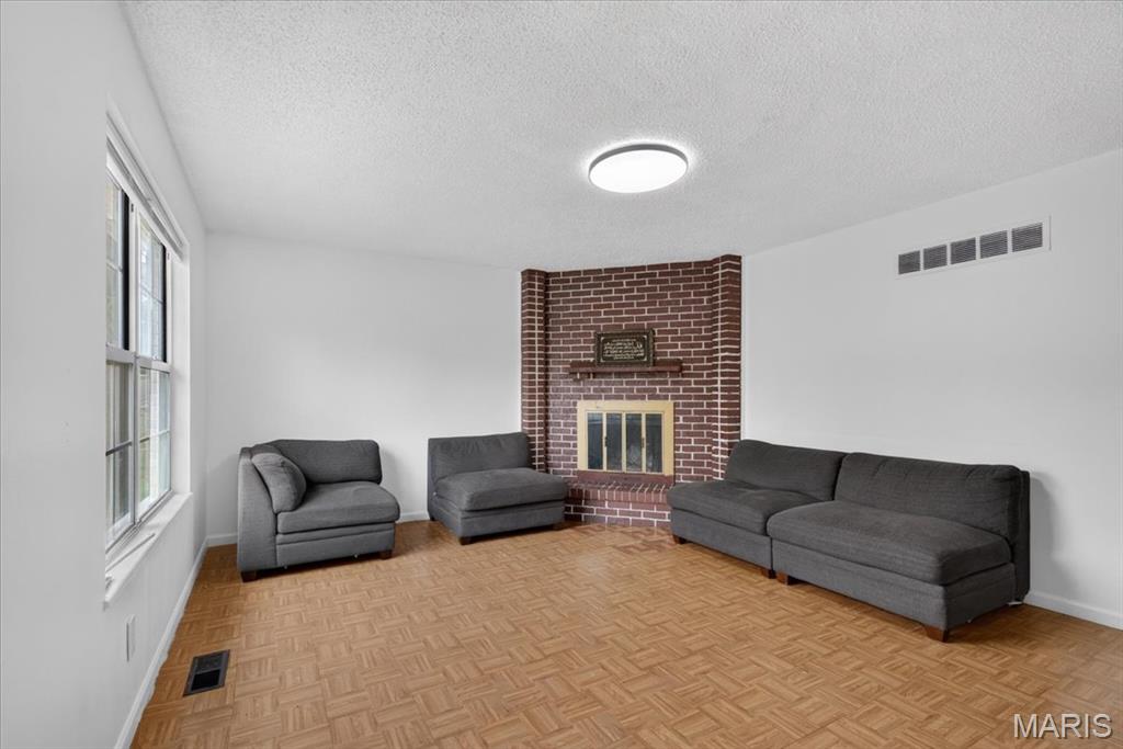 5229 Lakewood Avenue Property Photo 6