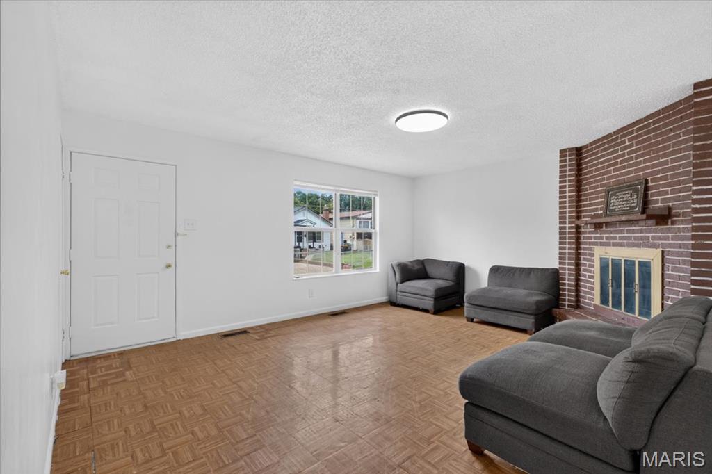 5229 Lakewood Avenue Property Photo 8