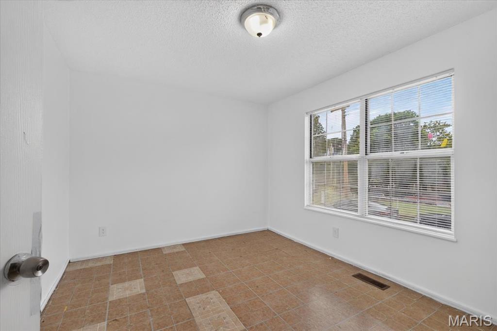 5229 Lakewood Avenue Property Photo 19