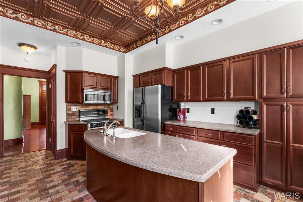 504 S High Street Property Photo 11