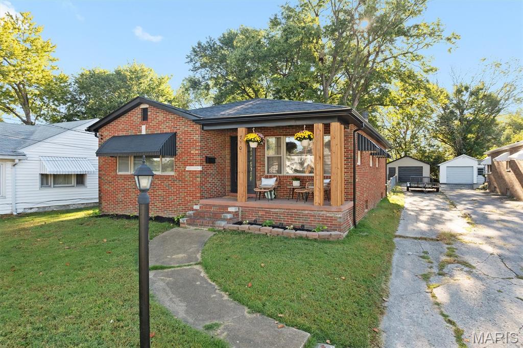 710 N Keebler Avenue Property Photo 27
